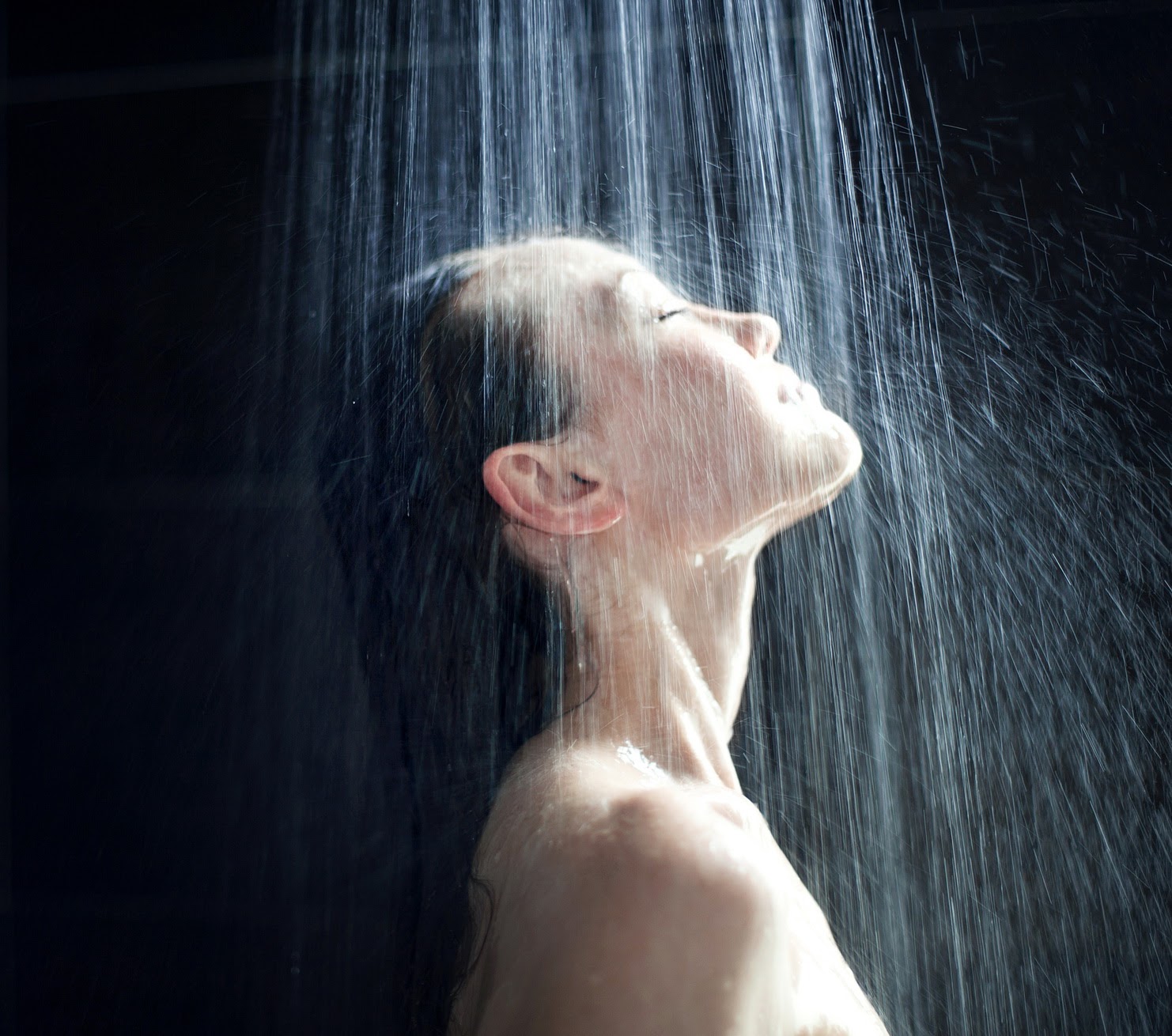 Вода в душе то холодная то горячая. Фотосессия в душе. Моется в душе. Фотосессия под душем. Девочки в душе.