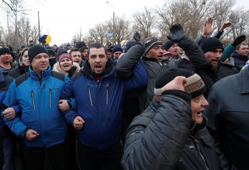 Украинцы встретили эвакуированных из Китая сограждан градом камней