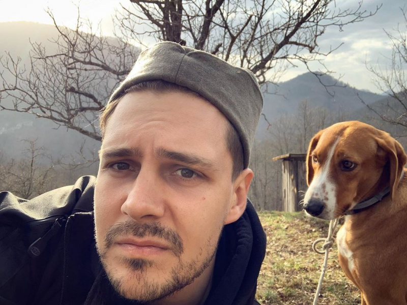Звезда «Магомаева» Милош Бикович сбежал от коронавируса в горы