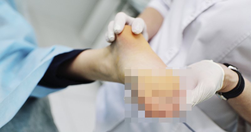 Осмотрите ноги. Европейские врачи назвали необычный симптом коронавируса