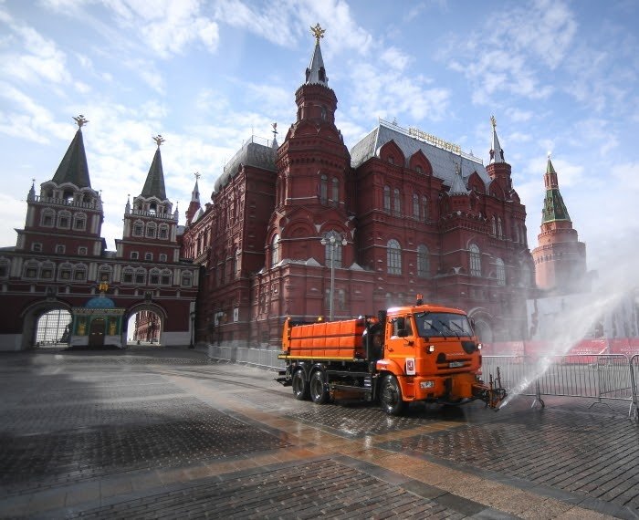 Отмывание коронавируса: как дезинфицируют улицы Москвы