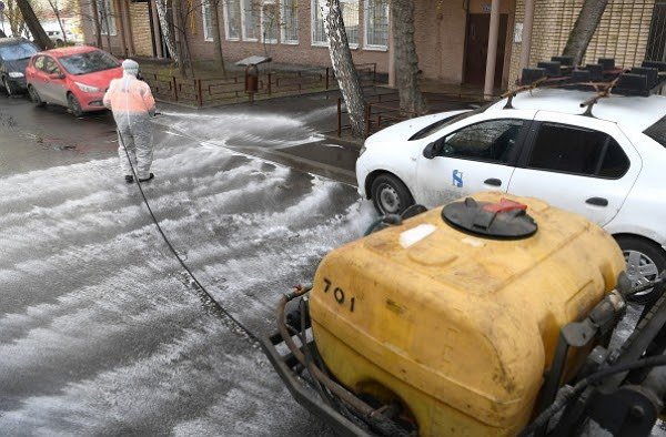 Отмывание коронавируса: как дезинфицируют улицы Москвы