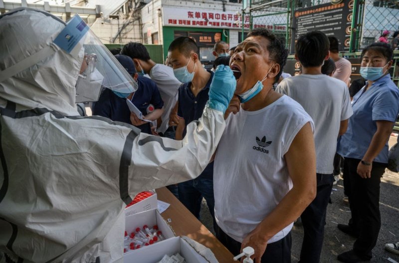 Вирус стал заразнее? Что известно о новой вспышке в Китае