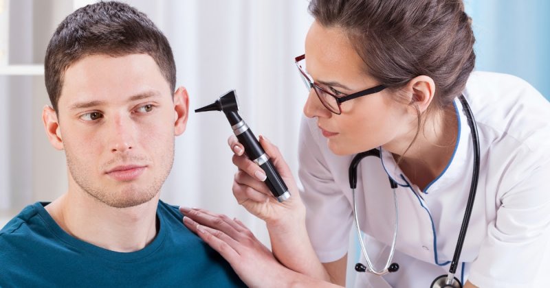 Болит ухо: что может быть причиной, как себе помочь и к какому врачу обращаться