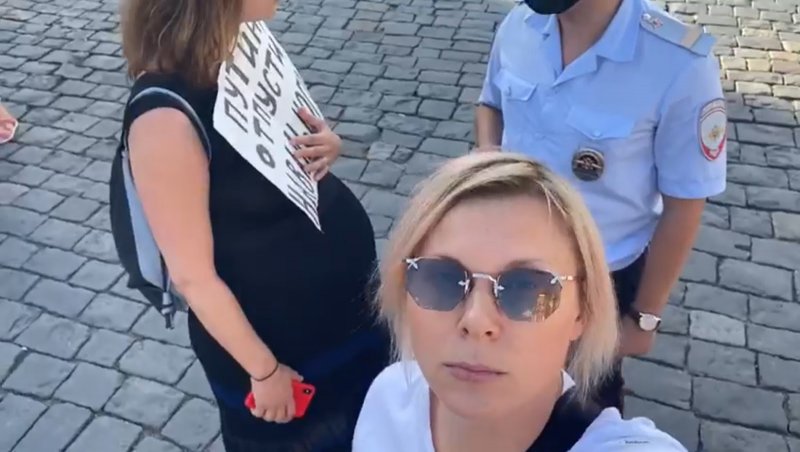 Яну Троянову и её беременную коллегу задержали на пикете за Навального