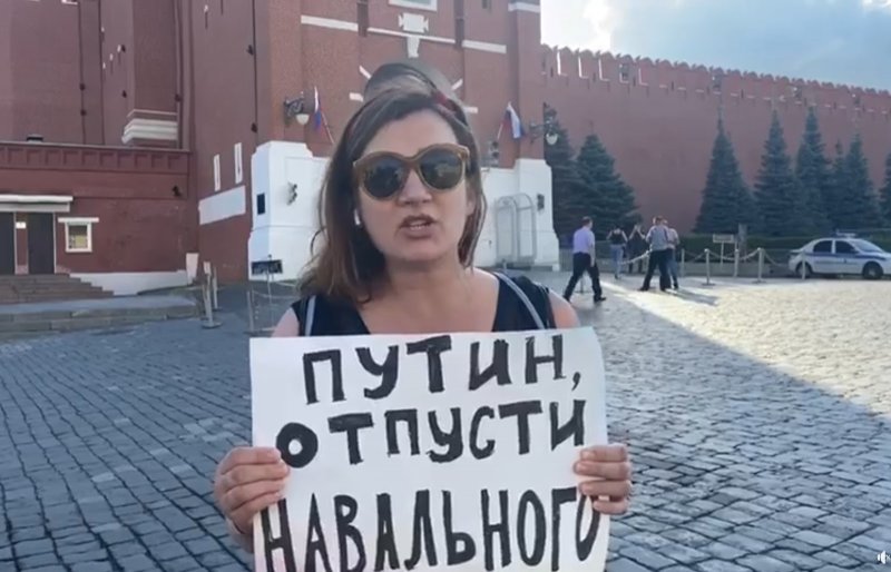 Актриса Вилкова родила сына после задержания на пикете за Навального