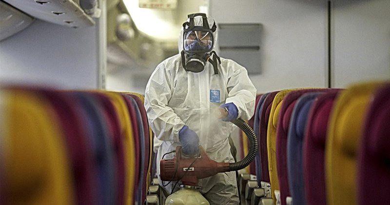 Пассажиры самолета игнорировали маски и массово заразились коронавирусом
