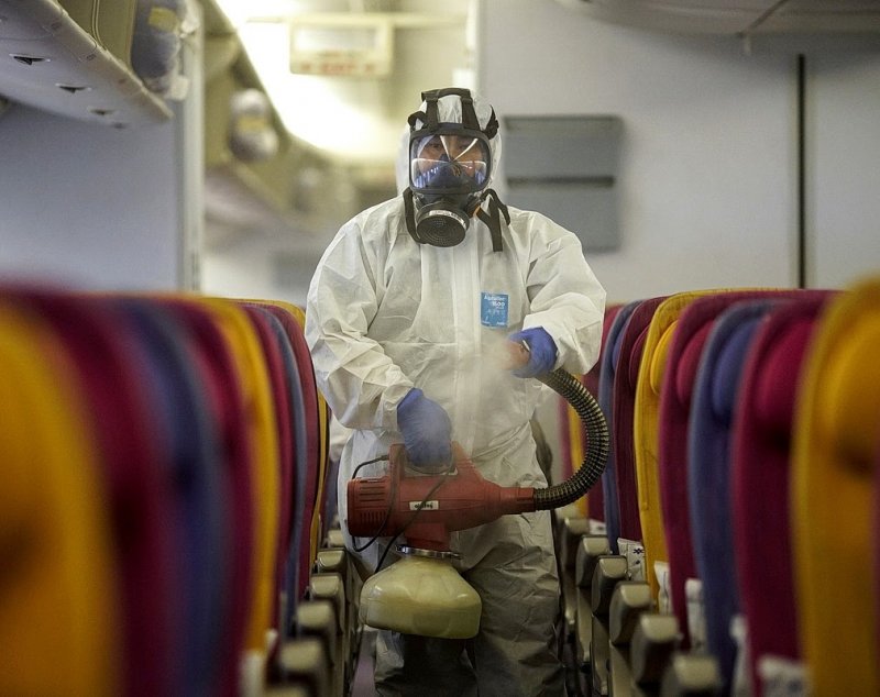 Пассажиры самолета игнорировали маски и массово заразились коронавирусом