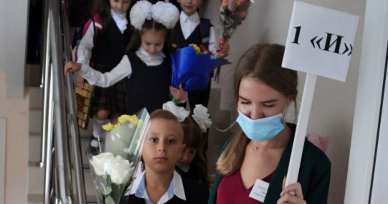 Вспышки в 11 регионах и закрытие школ: что сейчас с эпидемией в России