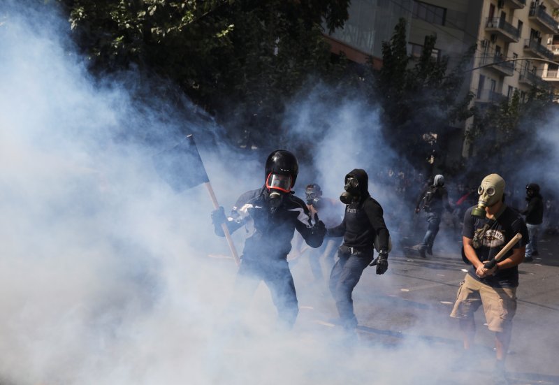Антиковидные протесты в Испании переросли в массовые беспорядки с поджогами и погромами