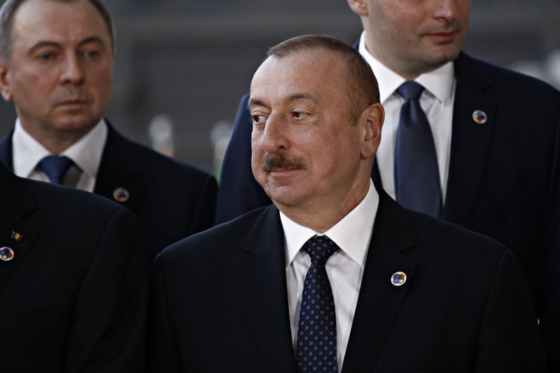 Алиев прокоммениторвал запрос Пашиняна о военной помощи у РФ в Карабахе