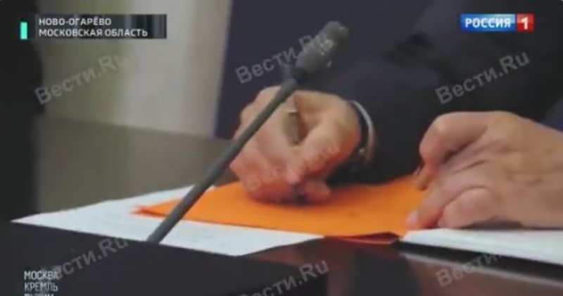 Тайна папки раскрыта: по ТВ объяснили, что Путин делал на совещании