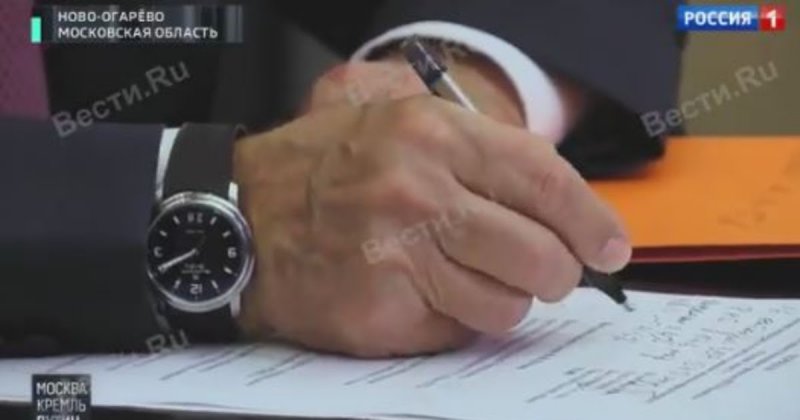 Тайна папки раскрыта: по ТВ объяснили, что Путин делал на совещании