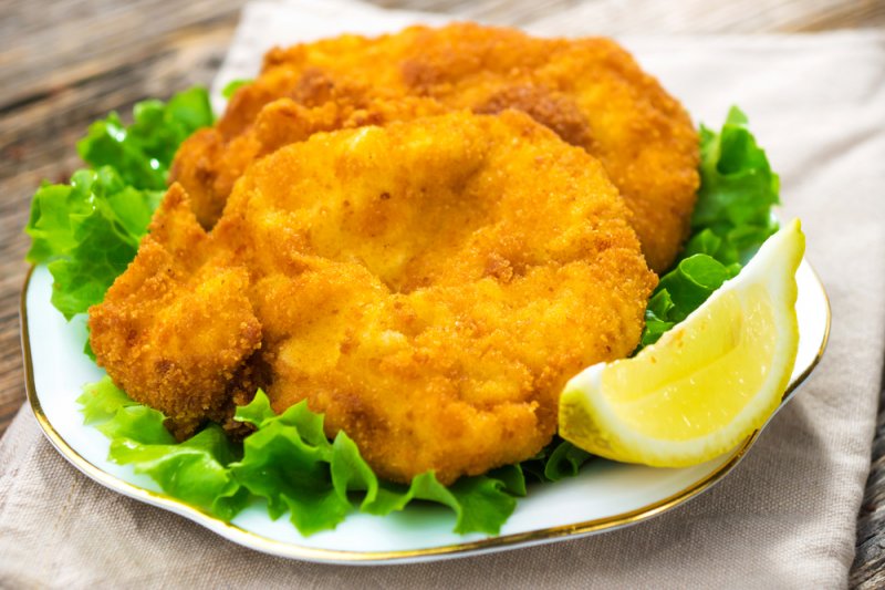 Классическое австрийское блюдо: шницель с картофельным салатом - сочное мясо, хрустящая панировка и пряный салат