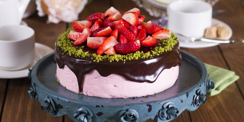 Йогуртовый торт с клубникой: летний воздушный десерт
