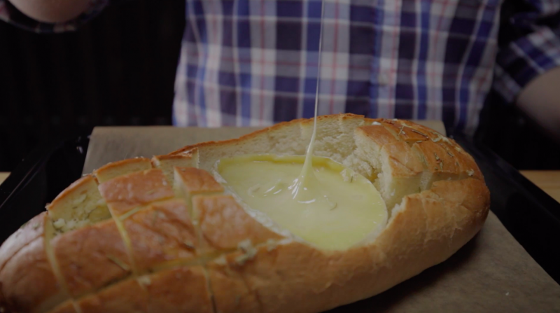 Фондю в чесночном хлебе на скорую руку: видео рецепт и пошаговые фото