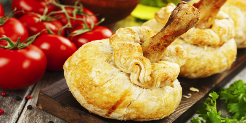 Нежное куриное мясо в хрустящем тесте на подушке из запеченного картофеля и грибов