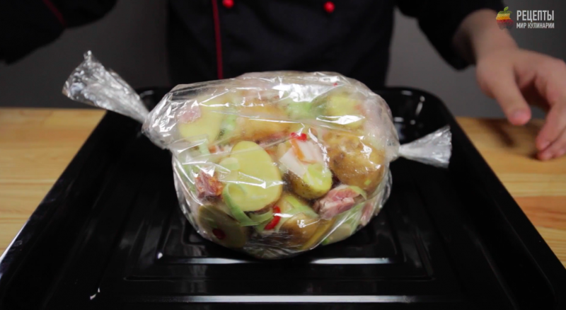 Запеченый картофель в рукаве с чили и грудинкой: видео-рецепт