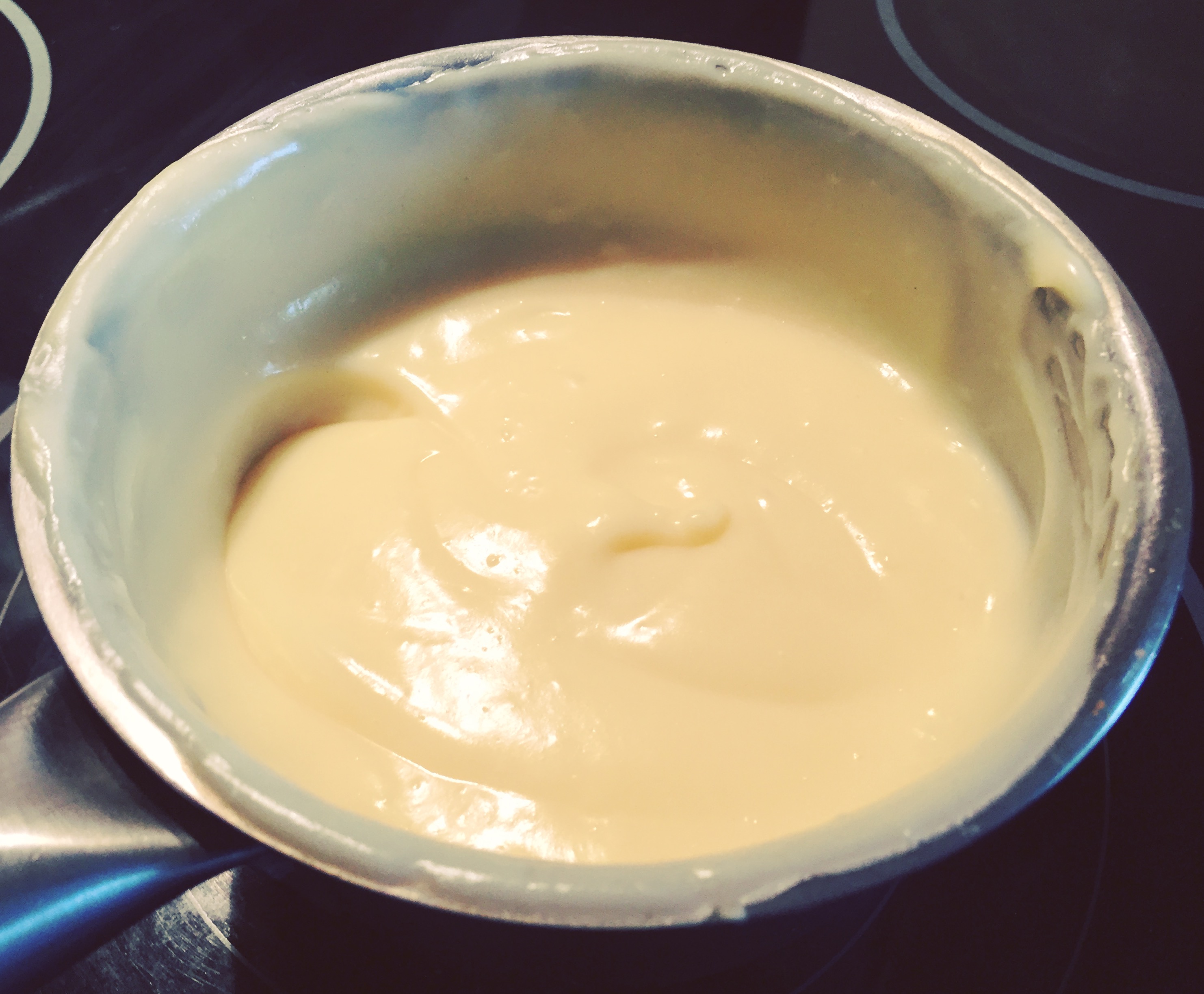 Белково заварной крем рецепт в домашних условиях. Заварной крем. Заварной крем классический для торта. Заварной крем готовый. Заварной молочный крем.