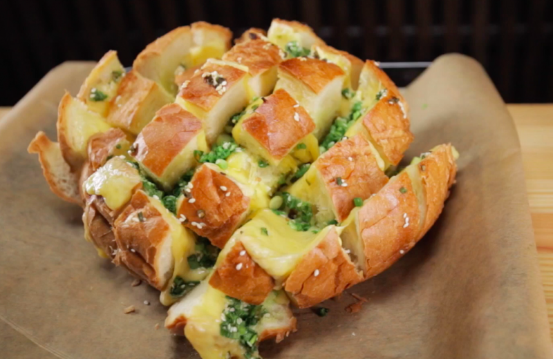Хлеб "Сырная бомба": видео рецепт и пошаговые фото