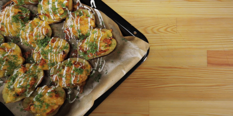 Запеченный картофель с курицей BBQ: видео рецепт и пошаговые фото