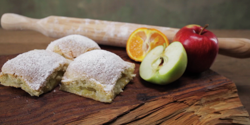 ВИДЕО-РЕЦЕПТ: пирог из творожного теста с яблоками и мандаринами