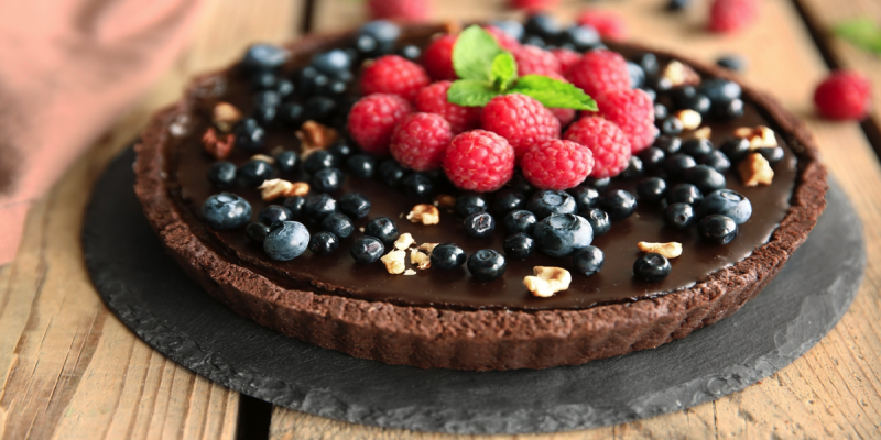 Шоколадный тарт с ягодами