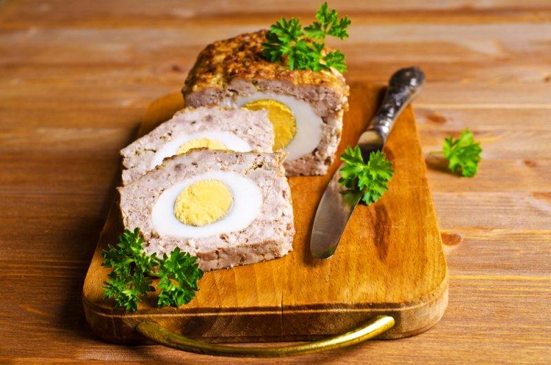 Мясной хлеб с яйцом