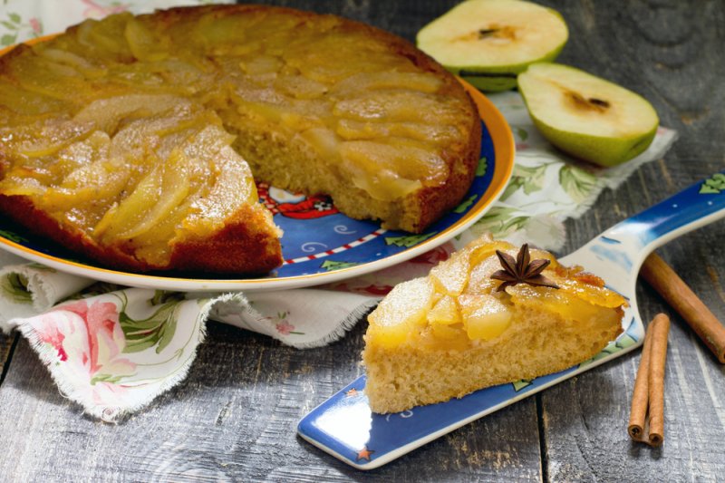 Пирог-перевертыш с яблоками и корицей