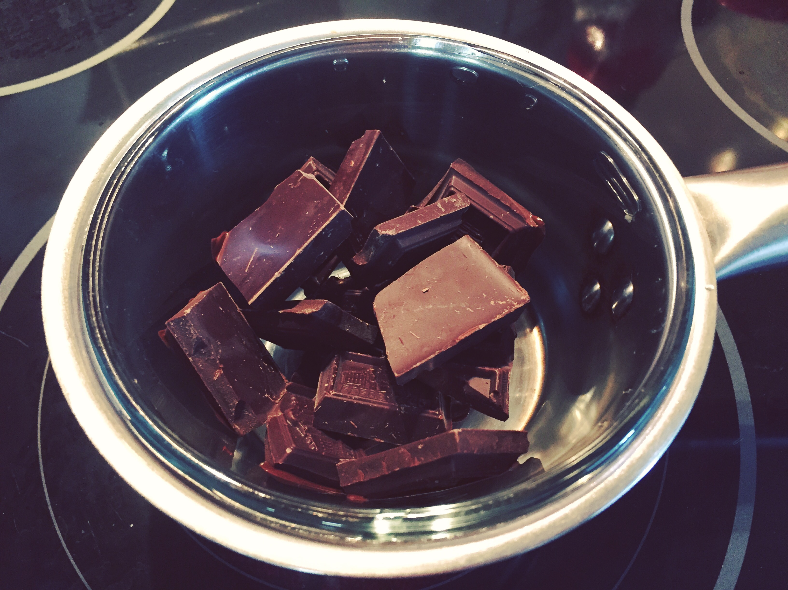 Растопить шоколад на бане. Растопленный шоколад. Водяная баня для шоколада. Шоколад для растопки. Расплавленный чёрный шоколад.