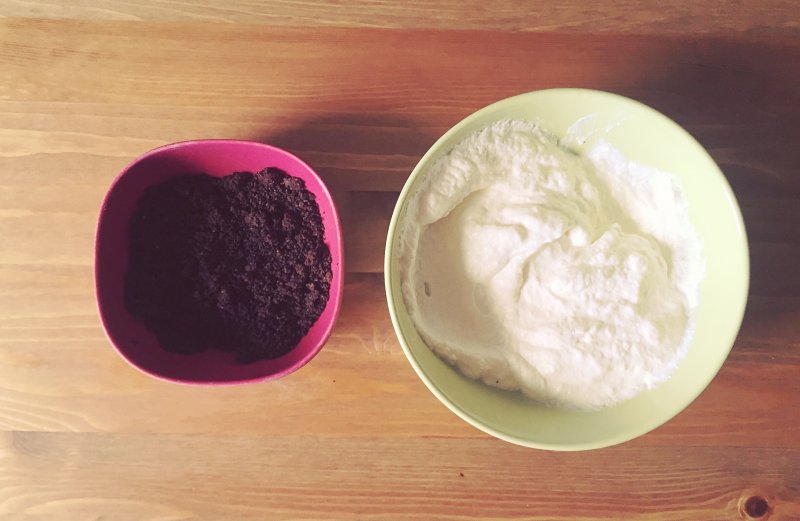 Ореховый торт с шоколадными прослойками и взбитыми сливками: пошаговый фото-рецепт