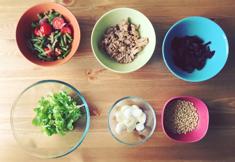 Самый вкусный салат с консервированным тунцом, яйцами и овощами: пошаговый фото рецепт
