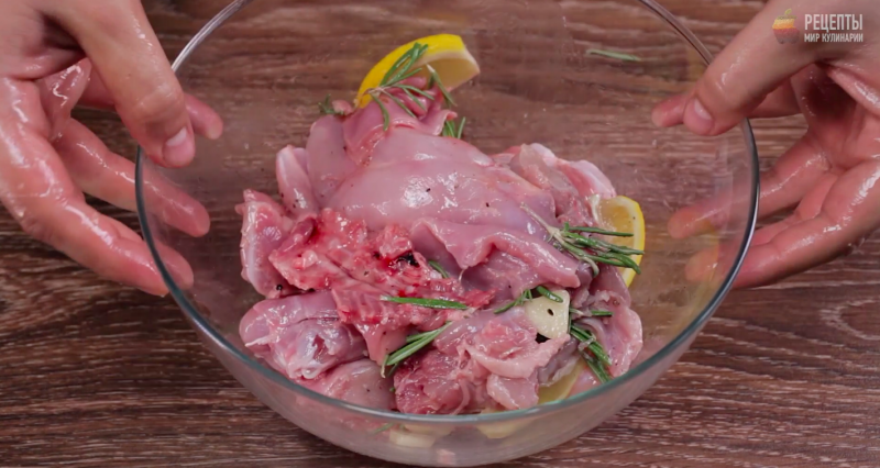 Кролик, запеченный с розмарином и помидорами черри: видео-рецепт