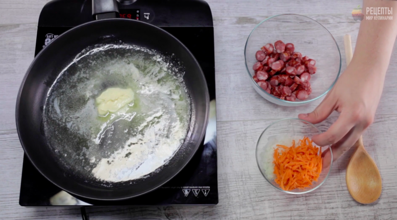 Сырный суп с копчеными колбасками: видео-рецепт