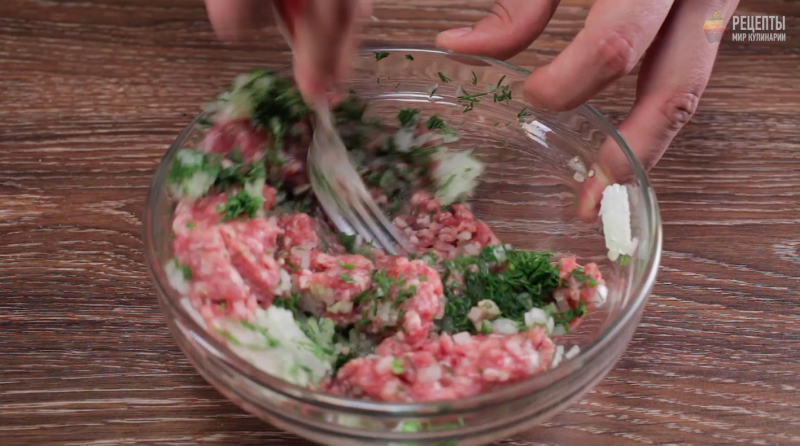 Чебуреки с мясом и зеленью: видео-рецепт