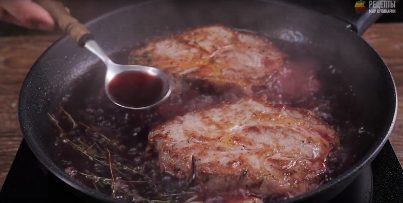 Стейк из свинины в соусе из  полусладкого красного вина: видео-рецепт