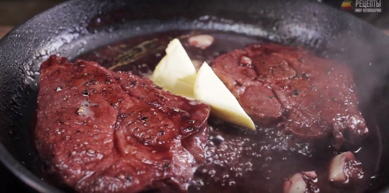 Стейк из свинины в соусе из  полусладкого красного вина: видео-рецепт