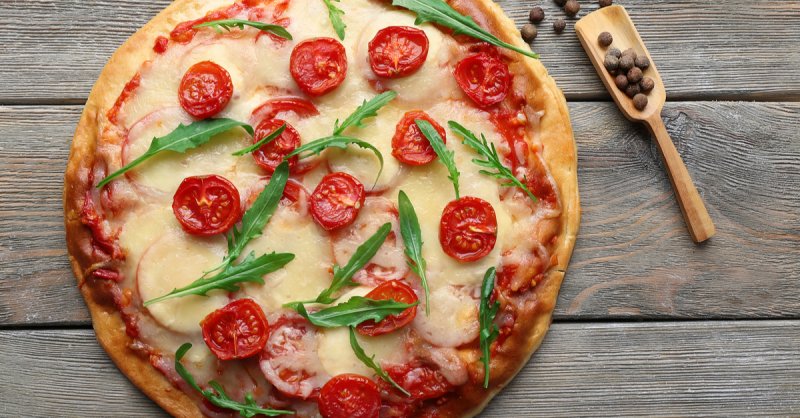 Итальянская пицца с базиликом и помидорами