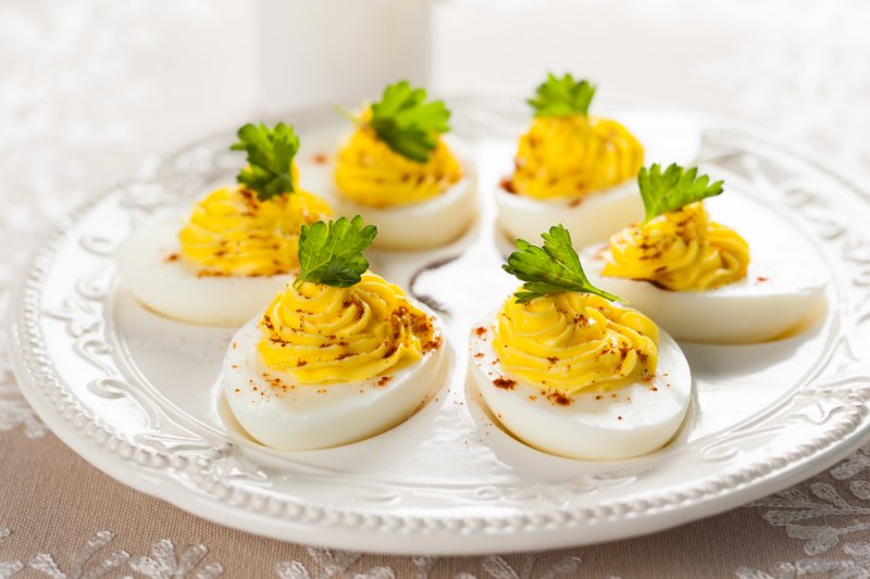 Фаршированные яйца к новогоднему столу: топ–20 вариантов начинки