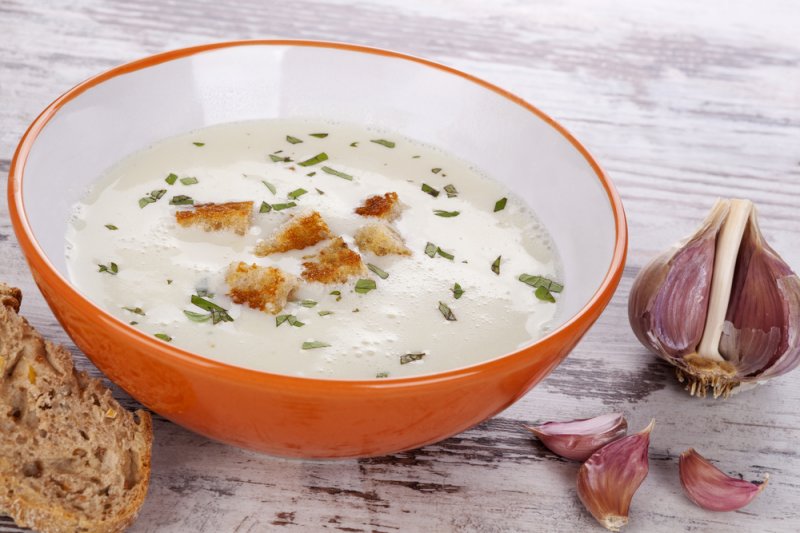 Чесночный крем-суп с картофелем и кабачками