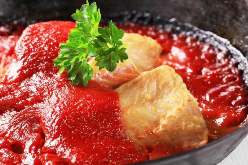 Рыбное филе под томатным соусом
