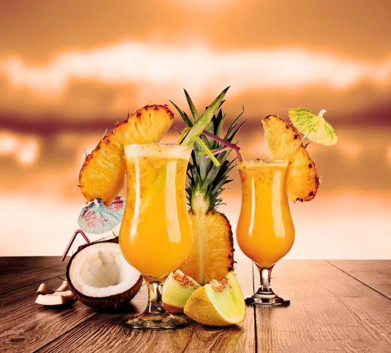 Алкогольный коктейль с ананасами