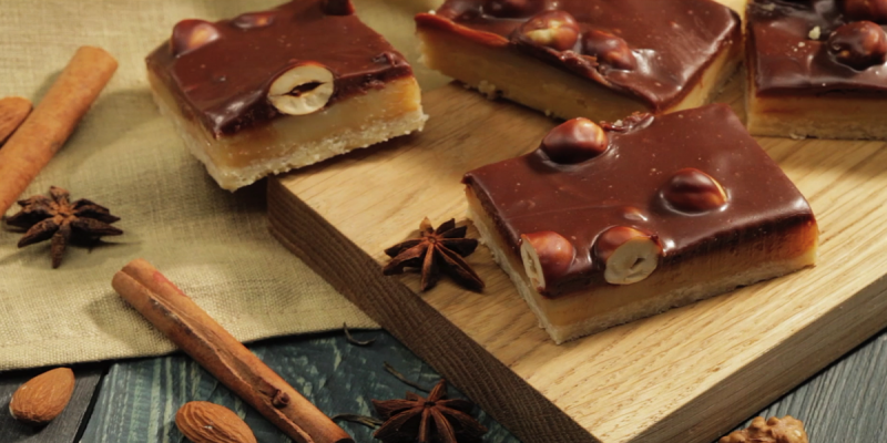 Видео-рецепт: печенье с нугой, шоколадом и орешками