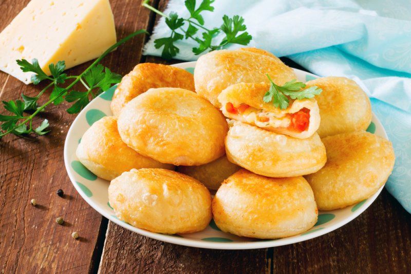 Пирожки «бомбочки» с помидорами и сыром