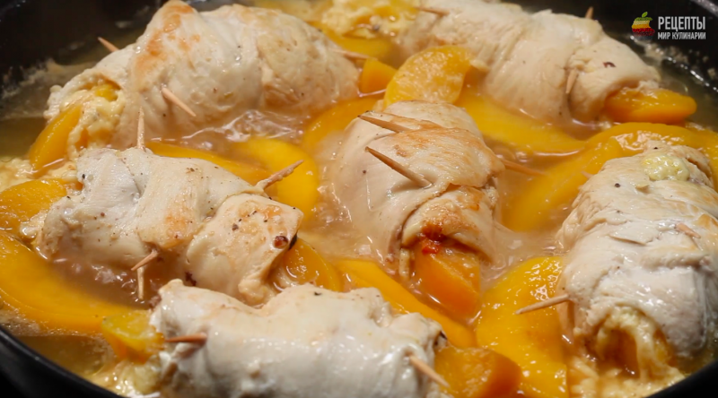 Куриное филе с абрикосом и сыром: видео-рецепт