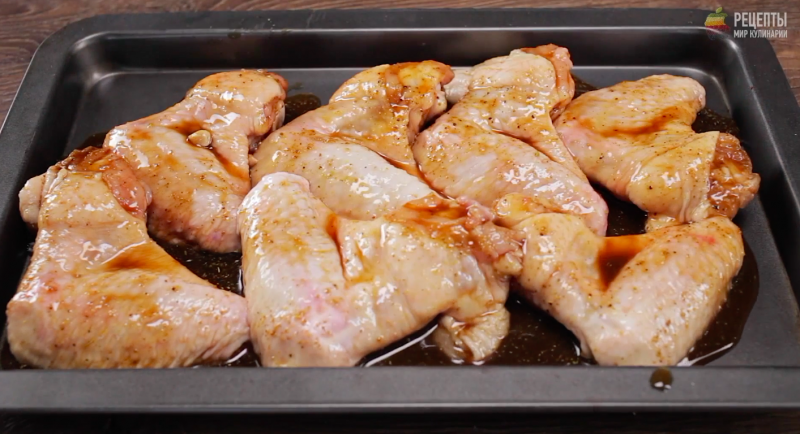 Ароматные куриные крылышки с медом и карри: видео-рецепт