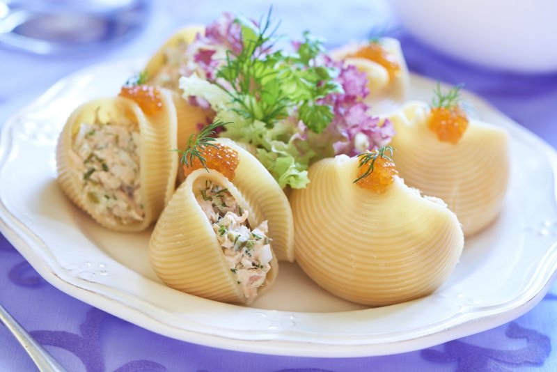 Лумакони с салатом из тунца