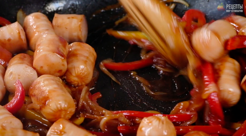 Рисовая лапша с сосисками по-корейски: видео-рецепт
