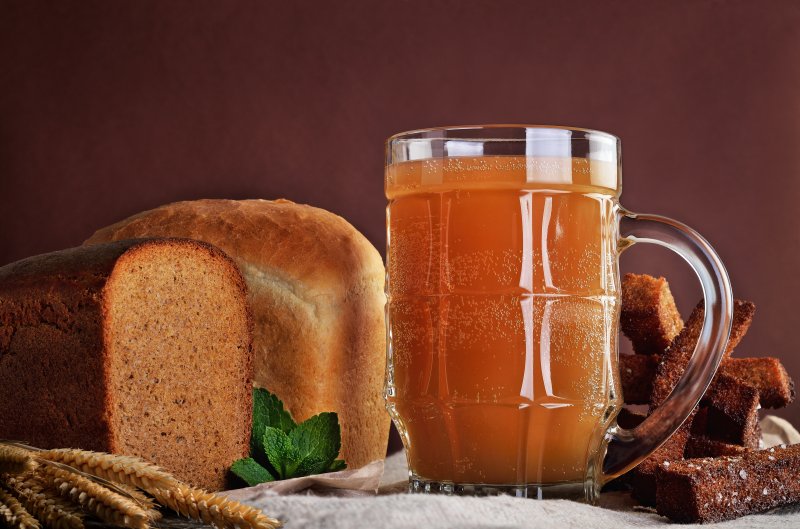 Хлебный квас с медом и изюмом