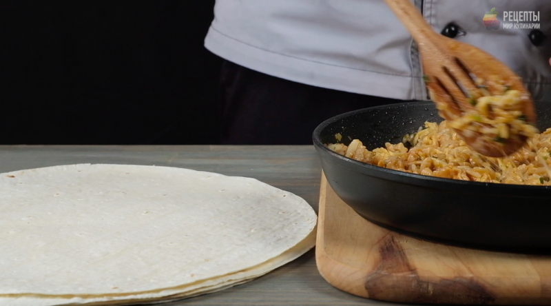 Буррито с курицей и рисом: видео-рецепт